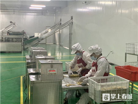 食品生產(chǎn)線是啥樣 昆明市場監(jiān)管部門帶市民實(shí)地 探廠