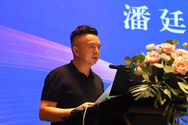鋯鉿分會(huì)副會(huì)長(zhǎng)兼秘書長(zhǎng)安仲生,中國(guó)五金制品協(xié)會(huì)專職副理事長(zhǎng)金立新